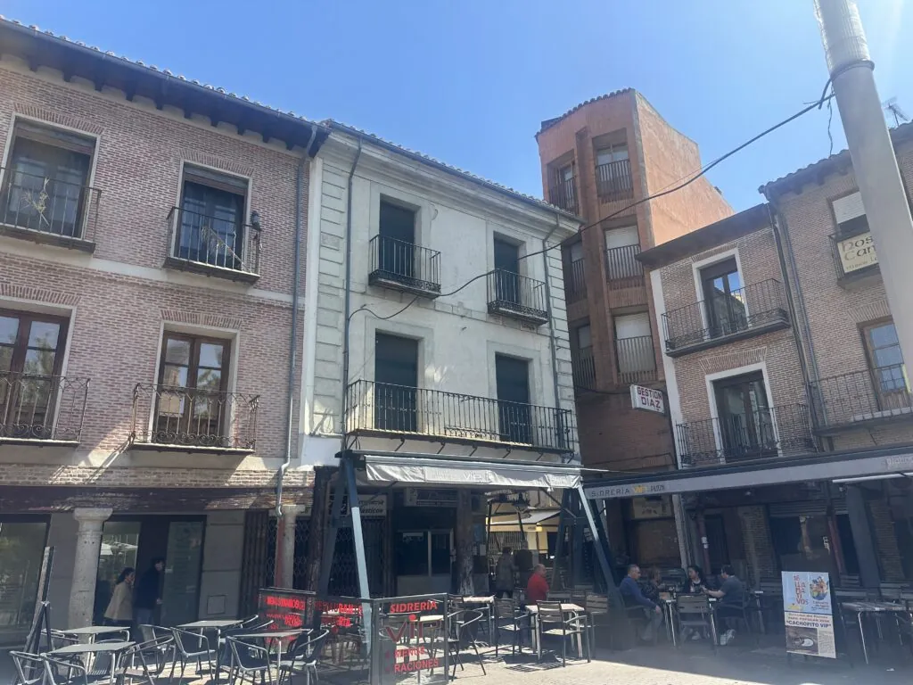 Edificio en la Plaza Mayor de Medina del Campo comercializado por Eolid